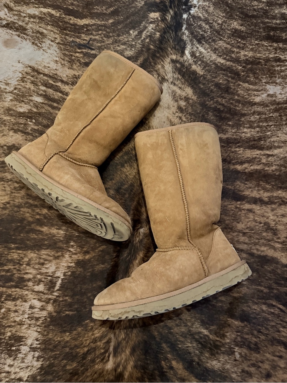 UGG Classic Mid-Height Suede Boots - Chestnut